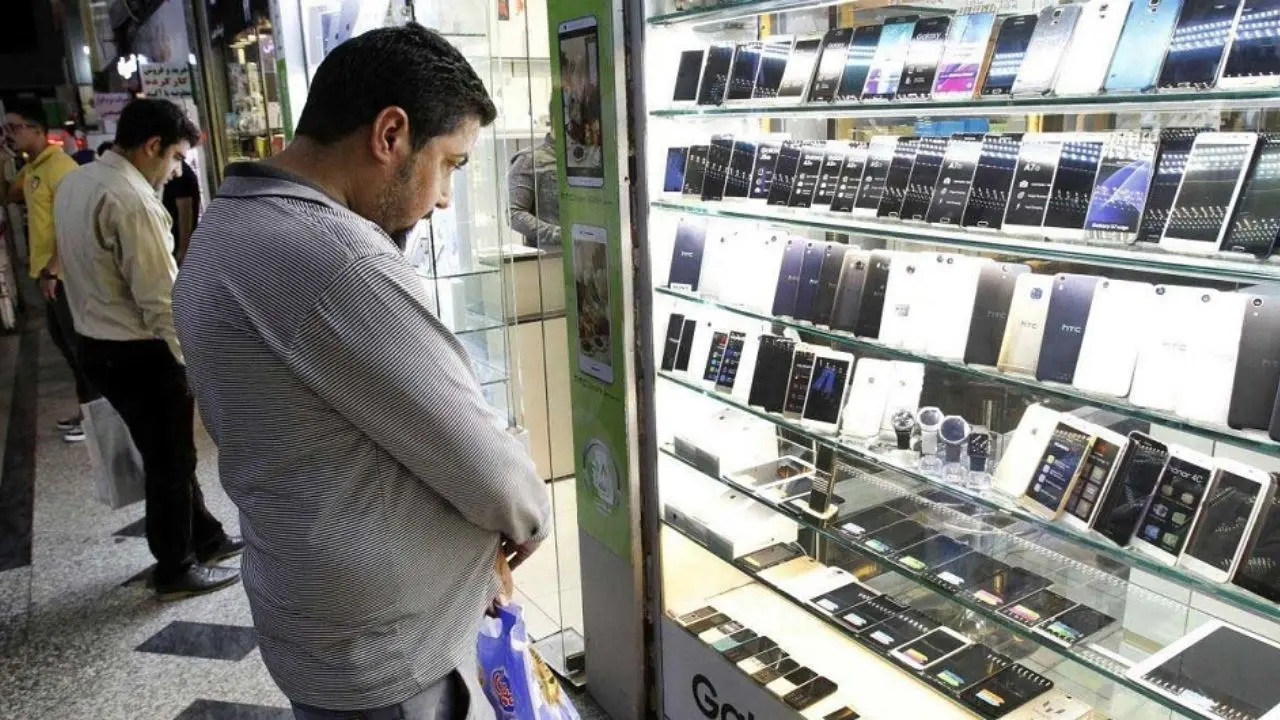 بازار موبایل همچنان در بلاتکلیفی!/ 600 هزار گوشی همراه کِی از گمرک ترخیص می شود؟