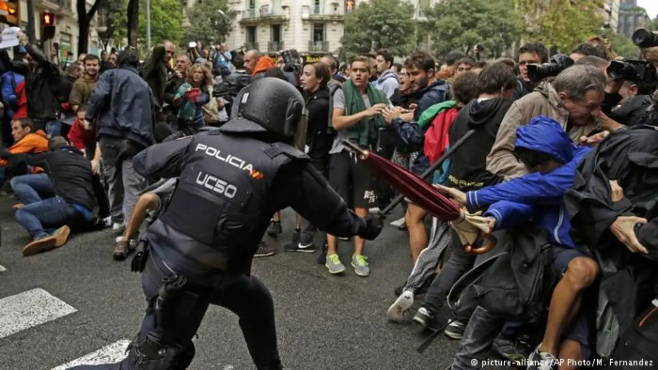 پلیس کاتالونیا با جدایی‌طلبان در بارسلون درگیر شد