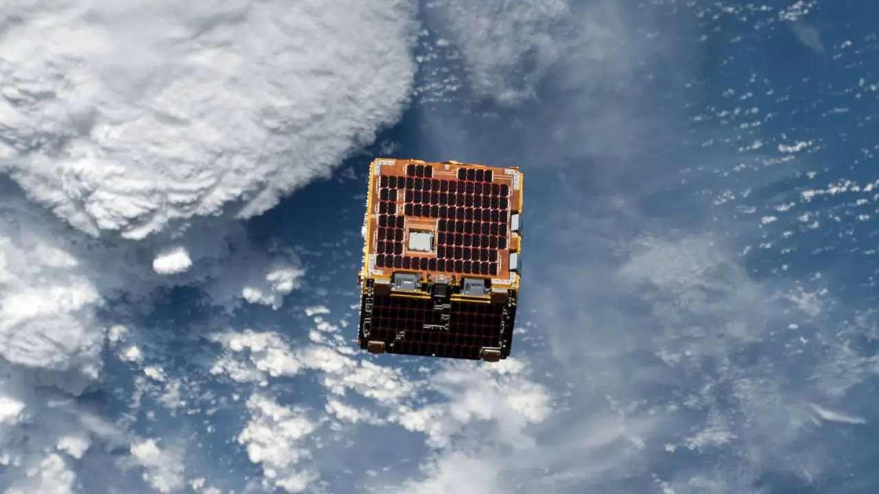 عکس روز ناسا، ماهواره‌ای برای ماهواره‌ها
