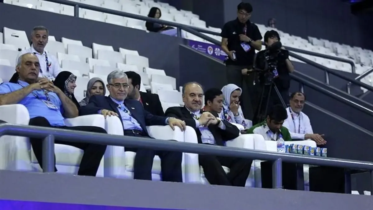 وزیر ورزش تماشاگر ویژه رقابت زنان والیبال نشسته ایران