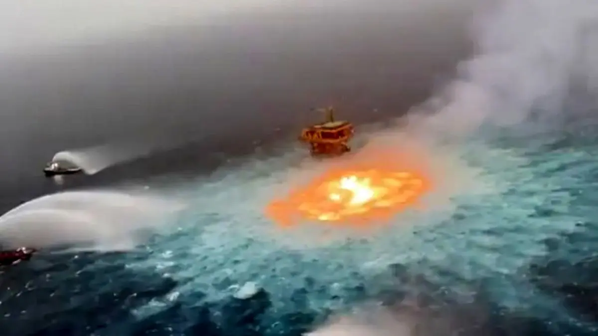 ویدئو| چشم آتش وسط دریا/ آتش‌سوزی در دل اقیانوس!