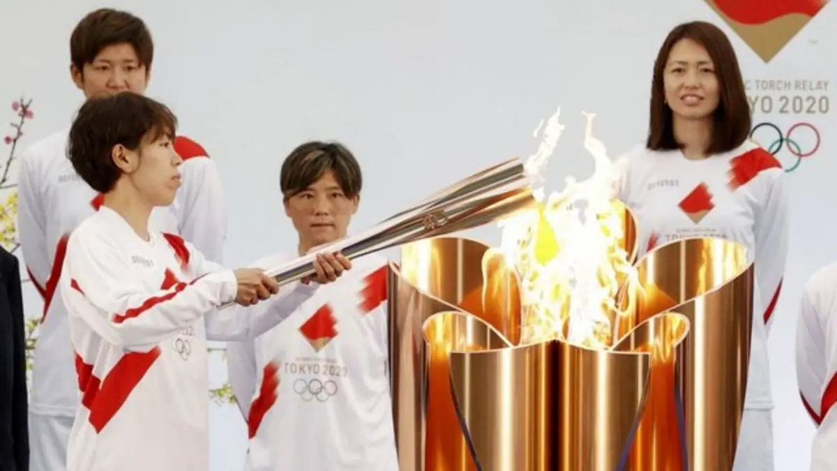 مشعل به توکیو رسید/ اعتراض 10 نفره به برگزاری المپیک + عکس