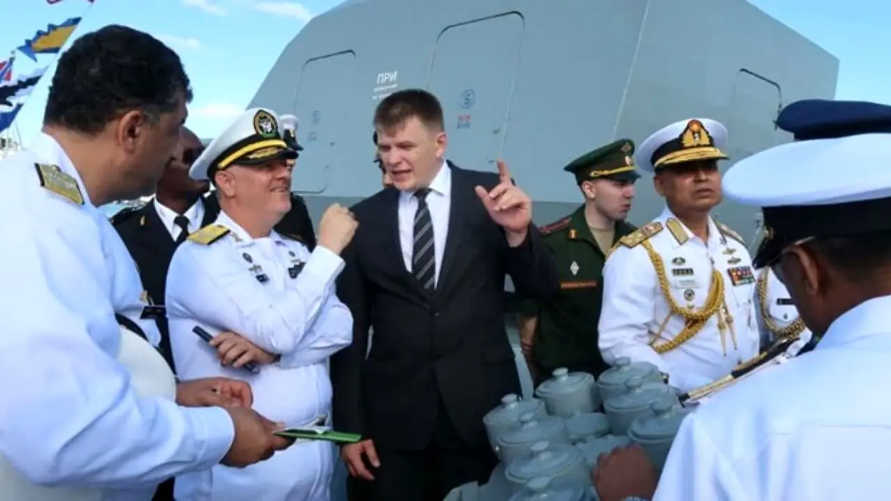 حضور فرمانده نیروی دریایی ایران در رژه دریایی ارتش روسیه