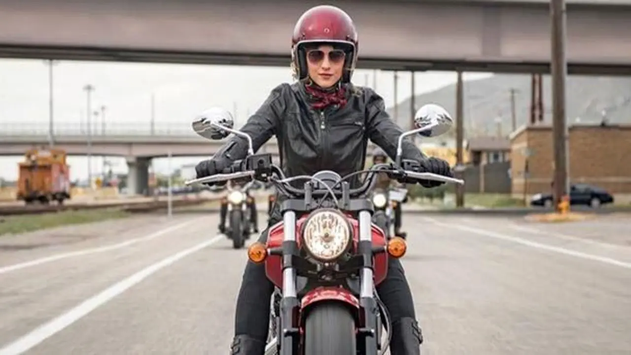 معیار مجوز موتورسواری زنان داشتن گواهینامه است