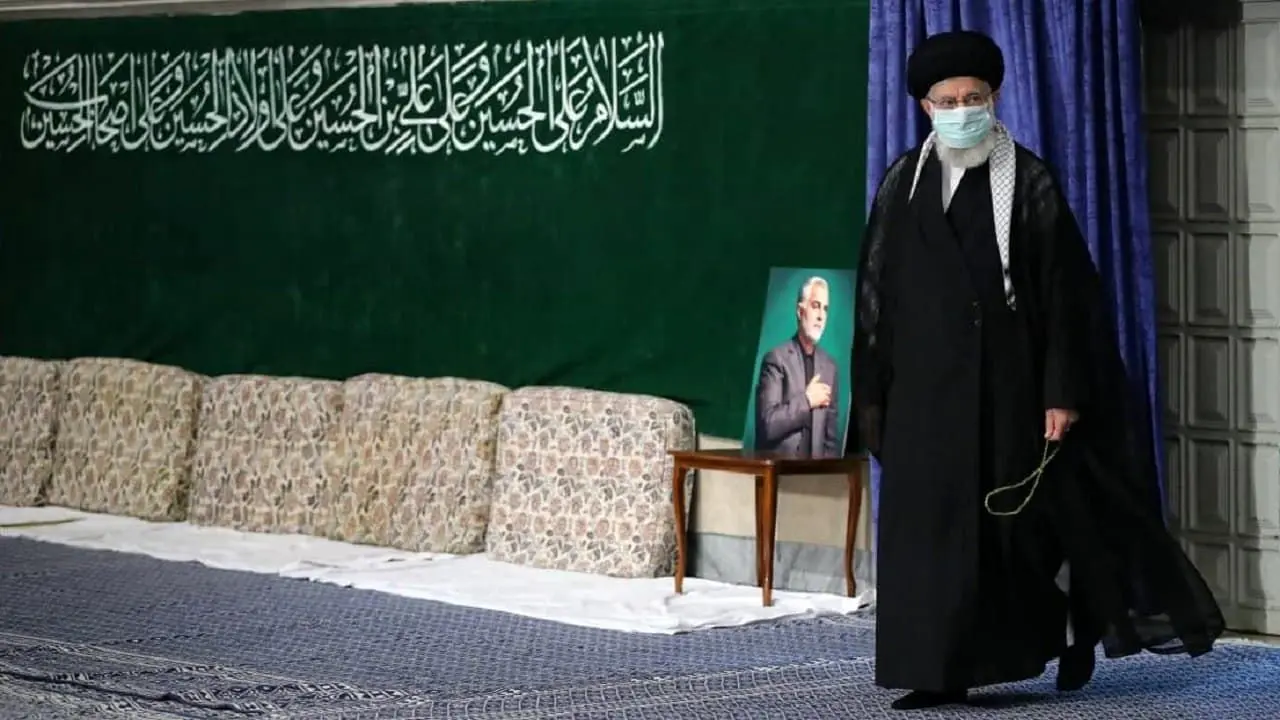 اولین شب مراسم عزاداری محرم در حسینیه امام خمینی با حضور رهبر انقلاب برگزار شد
