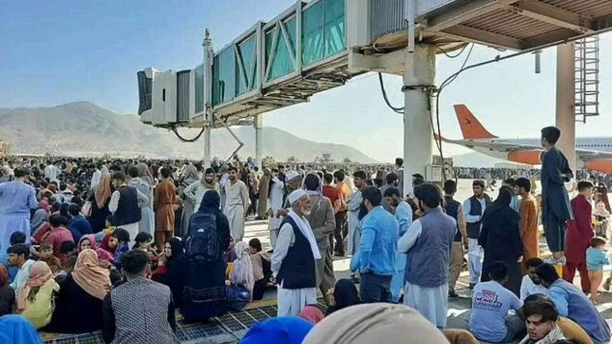 طالبان: مردم فرودگاه کابل را ترک کنند / تاکنون حدود 12 نفر در فرودگاه هدف گلوله قرار گرفته اند