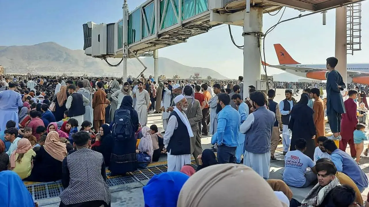 کابوس فرودگاه کابل چگونه رقم خورد؟/ یک شاهد عینی: کنترل بیرون فرودگاه به دست طالبان است و داخل به دست آمریکایی‌ها/ طالب تنها کاری که می‌کند این است که به وسط جمعیت می‌رود و مردم را کتک می‌زند/ چندین زن و کودک زیر دست و پا له شدند/ کسی نمی‌توانست وارد فرود