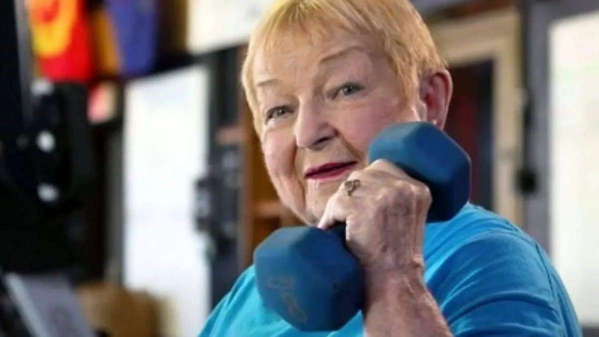 دور دنیا| مادربزرگ 100ساله در رشته وزنه‌برداری رکوردشکنی کرد + عکس