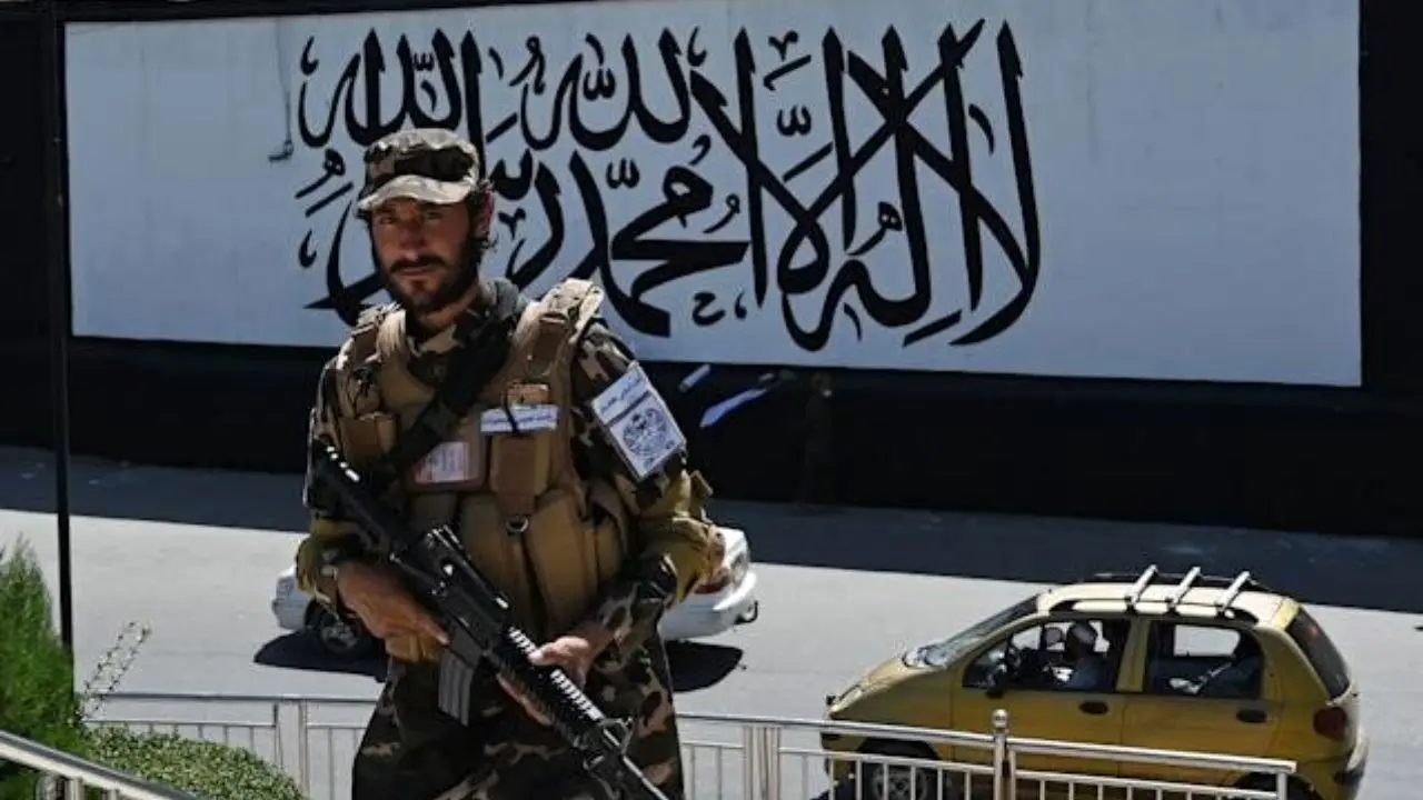 طالبان پرچم خود را در کاخ ریاست جمهوری افغانستان به اهتزاز درآورد