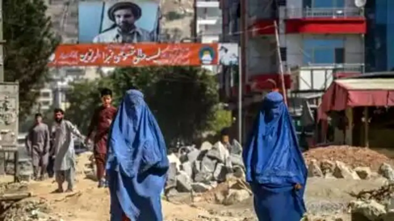 زنان افغان نباید در کنار مردان کار کنند