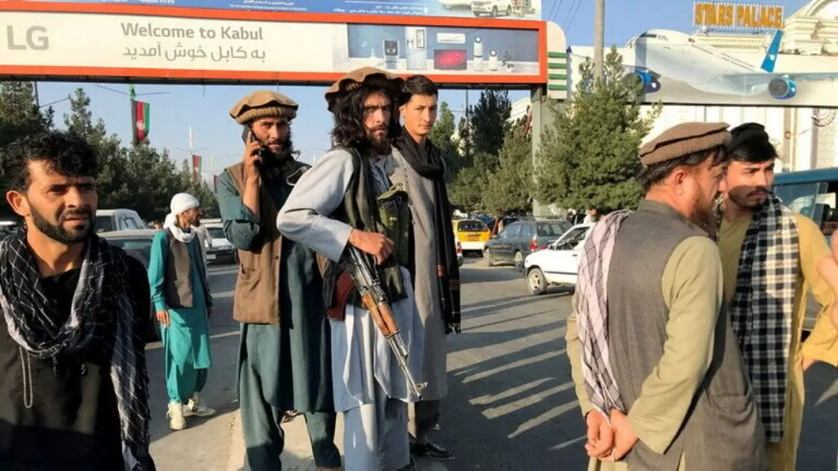 طالبان همان است که بود/ کتک زدن زنان با چوب در خیابان