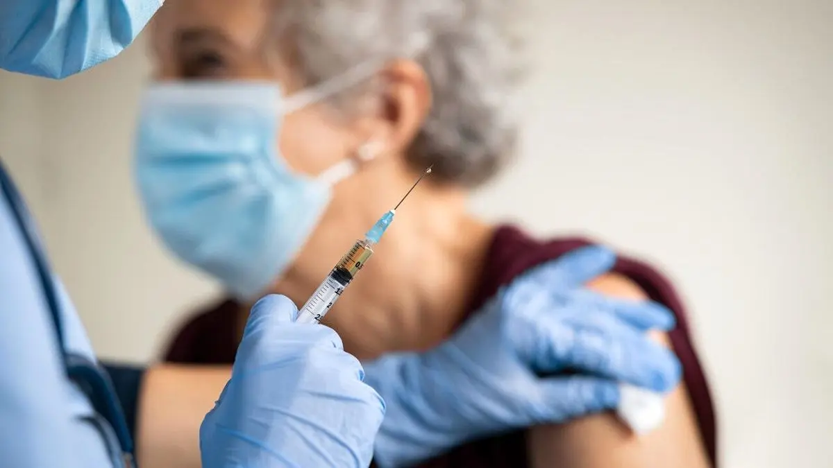 تزریق دز سوم واکسن کرونا به سالمندان در فرانسه