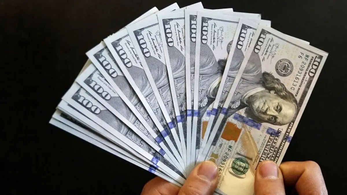 دلار در صرافی بانکی 1400 تومان ارزان شد