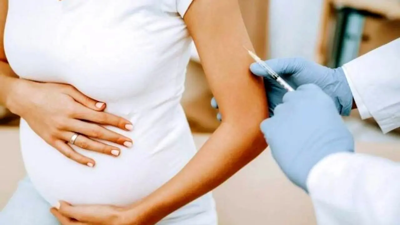 واکسن کووید برای مادر باردار و جنین هیچ عارضه ای ندارد/واکسن در بدن مادر پادتن ایجاد می کند