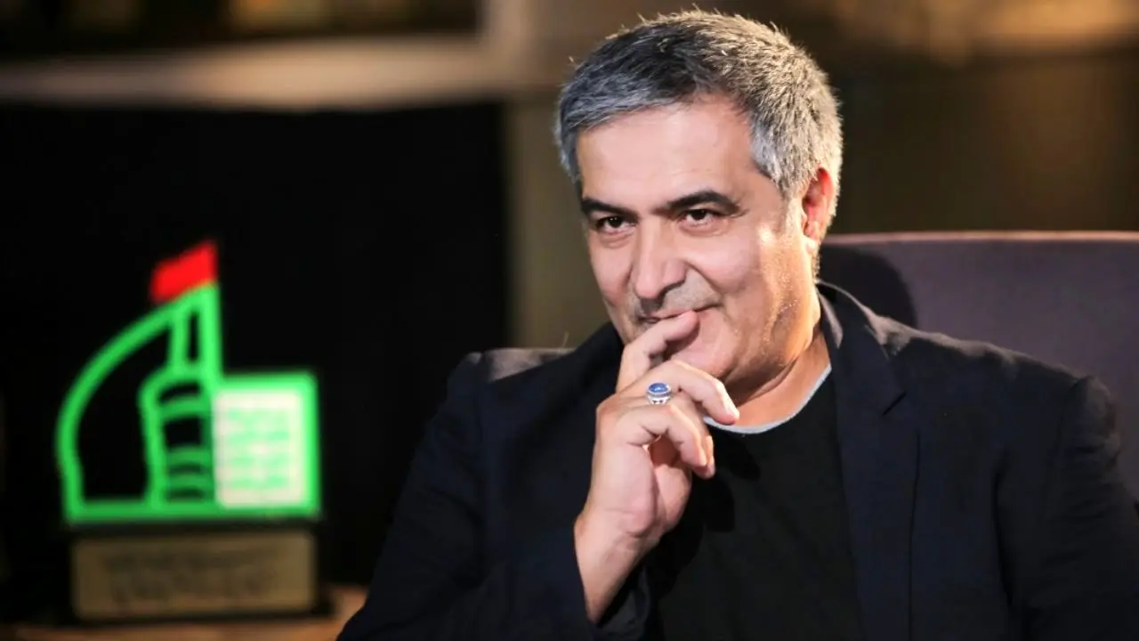 منصور سهراب‌پور روی صندلی «نشان ارادت» می نشیند