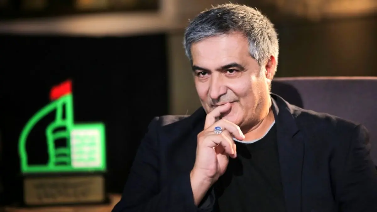 منصور سهراب‌پور روی صندلی «نشان ارادت» می نشیند