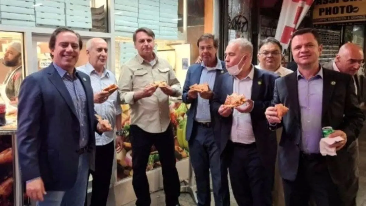 عکس| رئیس‌جمهور برزیل در حال خوردن پیتزا کنار خیابان