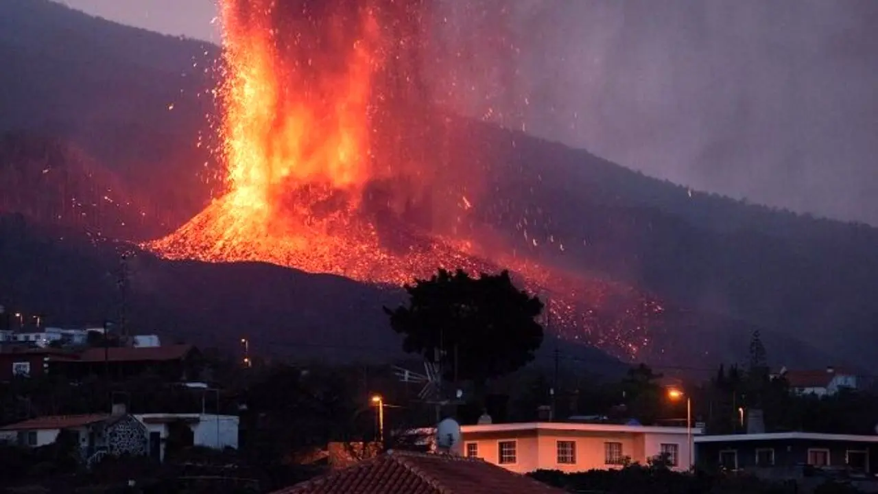فاجعه در اسپانیا؛ آتشفشان لاپالما همچنان خانه‌ها را خاکستر می کند