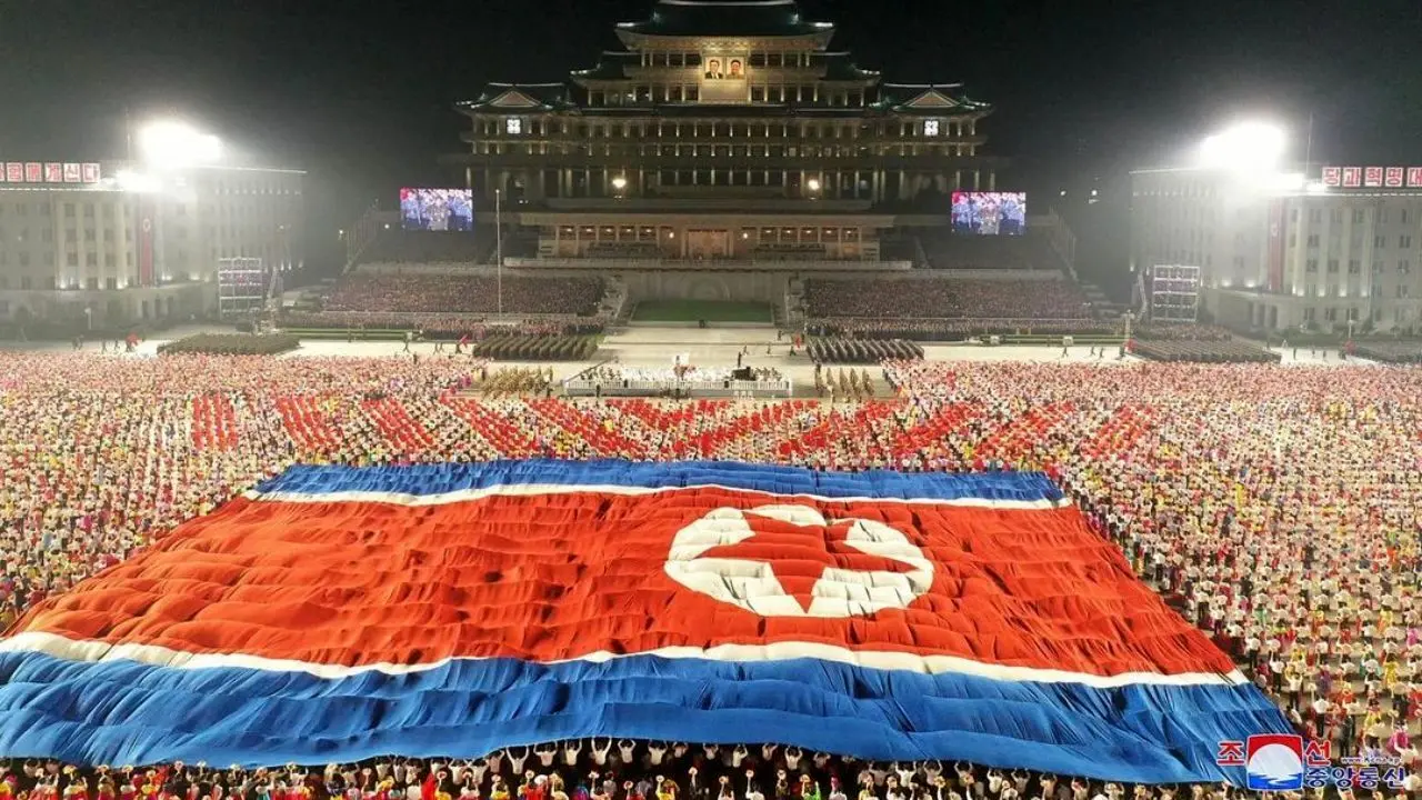عکس| قدرت‌نمایی کره شمالی با پرتاب موشک مافوق صوت