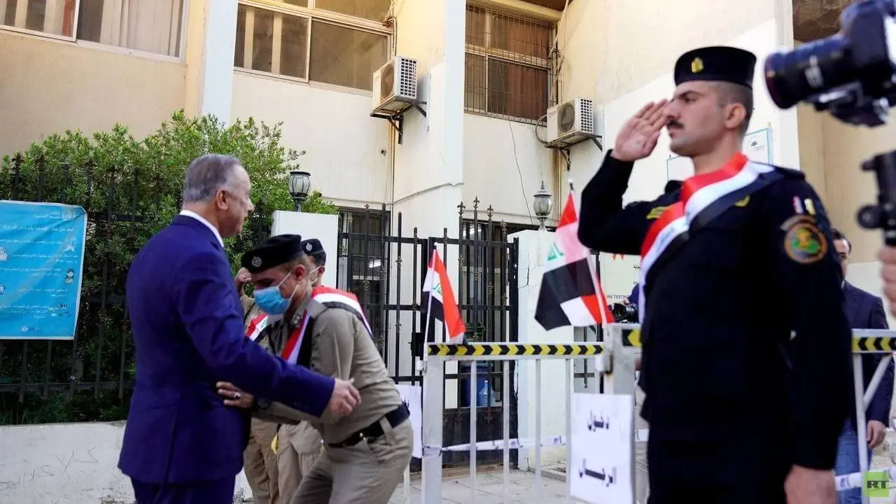 عکس| تفتیش فرمانده کل قوای عراق قبل از رای دادن!