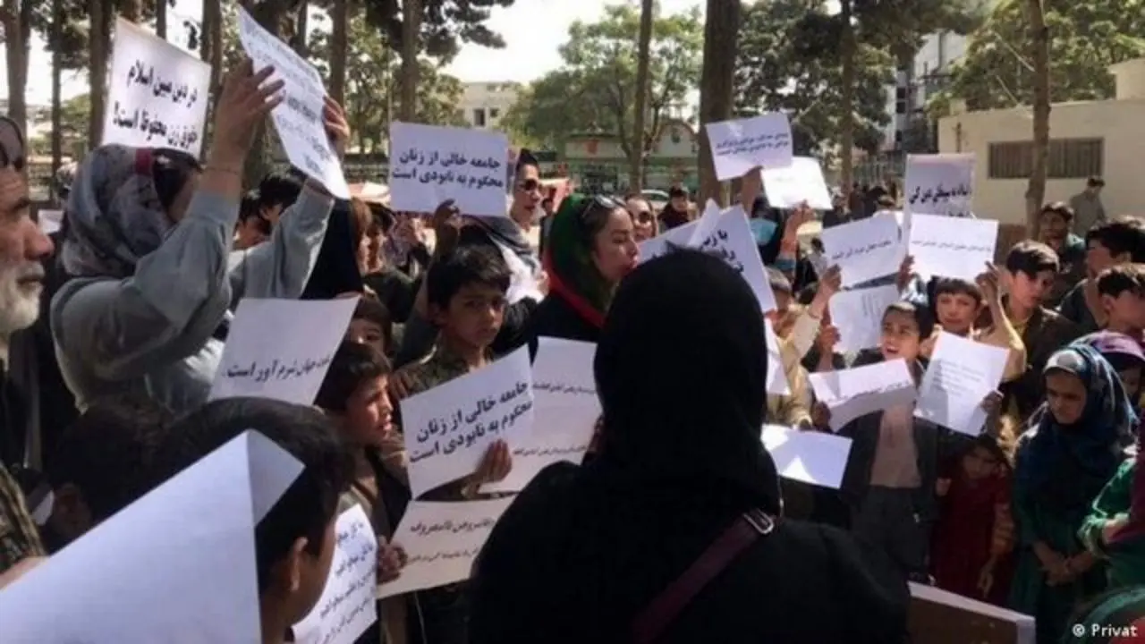 اعتراض زنان در کابل به محدودیت‌های آموزشی با نوشته "سکوت جهان خجالت آور است"
