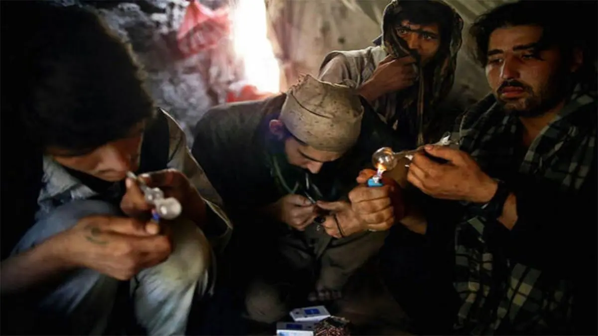 شلاق درمانی! روش طالبان برای ترک معتادان