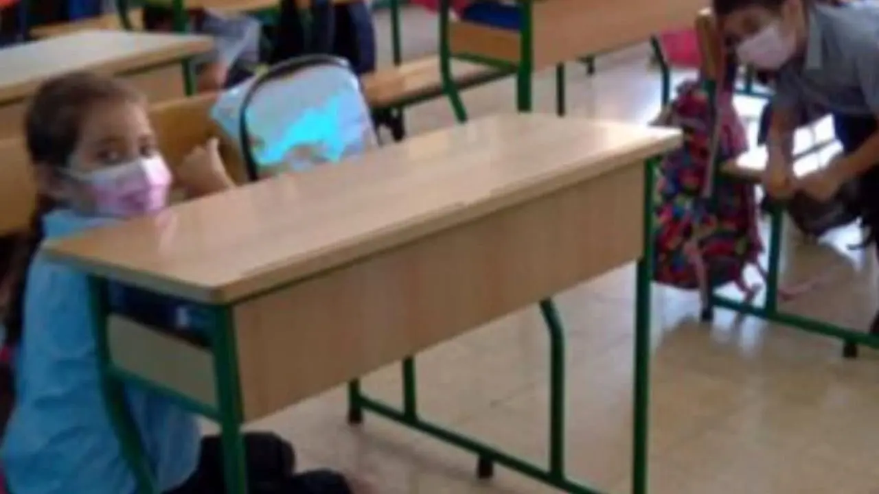 پناه گرفتن کودکان لبنانی زیر میز کلاس در پی تیراندازی افراد مسلح