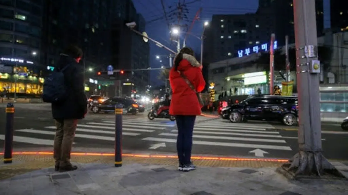 نصب چراغ راهنمایی مخصوص عابران موبایل به دست در کره جنوبی