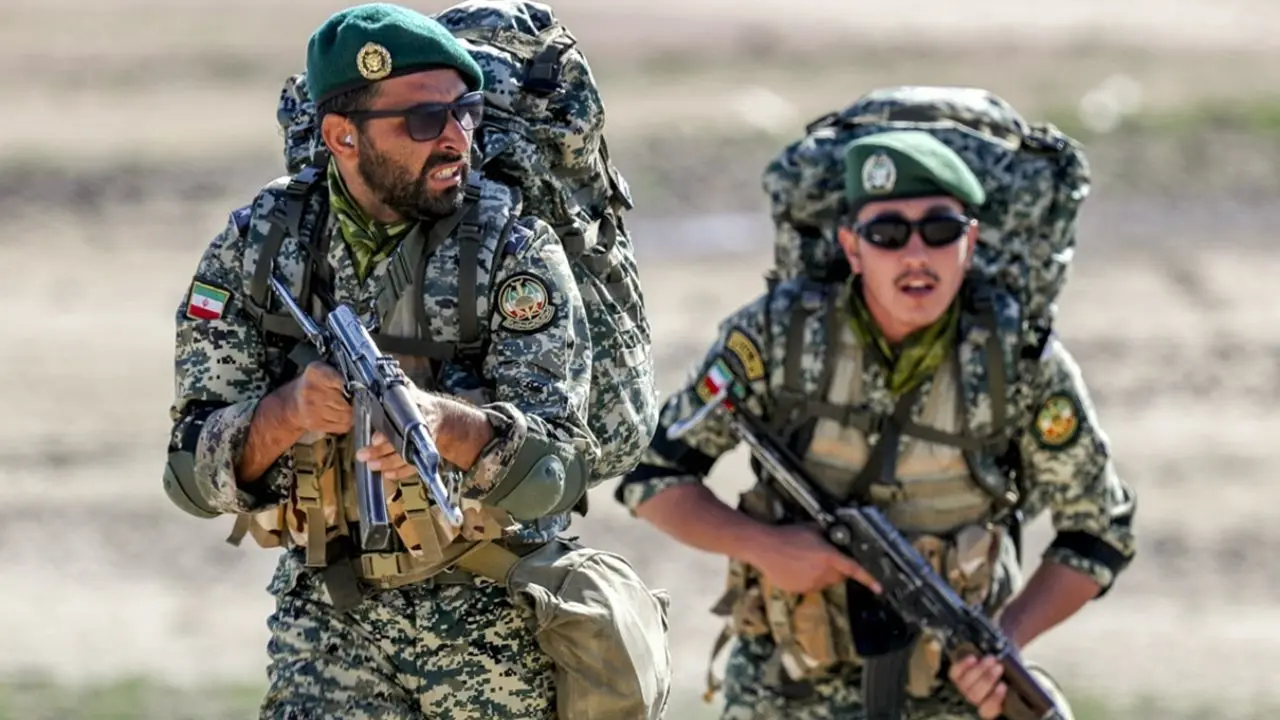 ویدئو| قدرت‌نمایی تکاوران و نیروهای ویژه ارتش در رزمایش شمالغرب کشور
