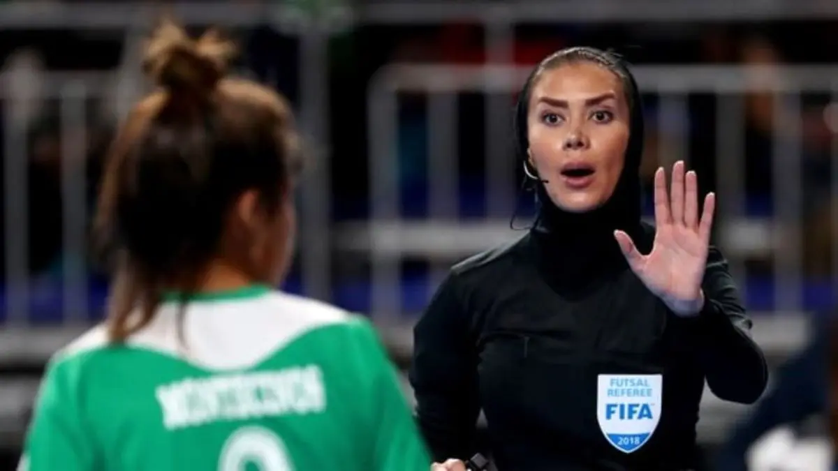 تصویری از گلاره ناظمی داور زن ایرانی در فینال جام جهانی فوتسال