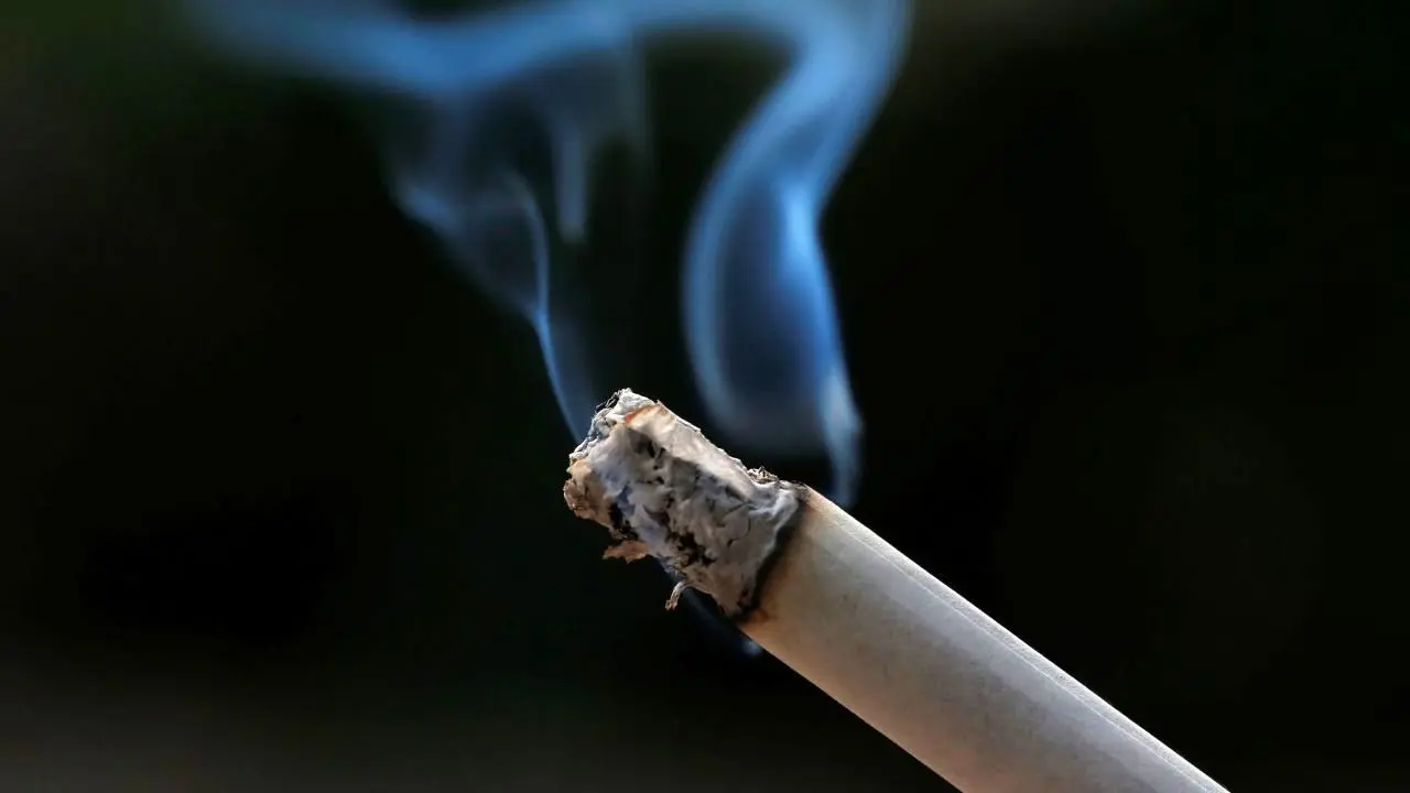 چطور می‌توان ادعاهای اولیه درباره مبتلا نشدن افراد سیگاری به کرونا را رد کرد؟