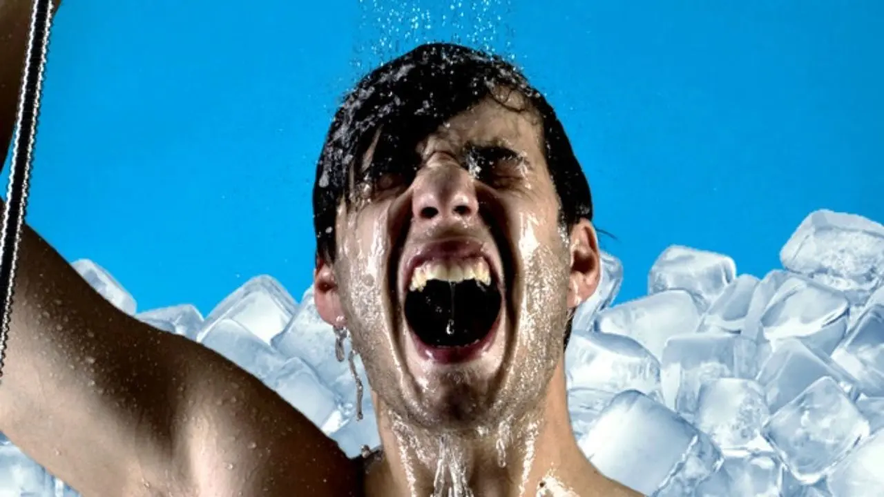 چرا کارشناسان می‌گویند دوش آب سرد برای بدن مفید است؟