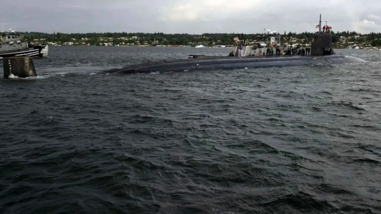 برخورد زیردریایی آمریکایی به جسمی ناشناس / 11 تن مجروح شدند