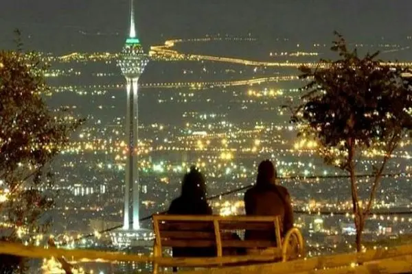 تصویری خیره‌کننده از ماه کامل در آسمان تهران