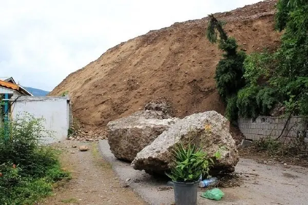 خانوار‌های روستایی در خرشک رودبار به دلیل رانش زمین، چندین ماه است که بدون سرپناه مانده‌اند