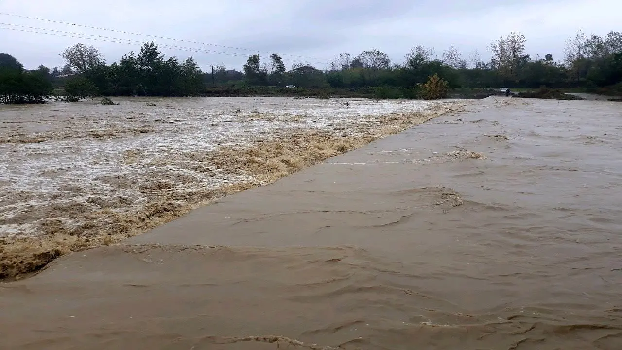 در پی بارش شدید باران و سیلابی شدن رودخانه‌های استان برخی مسیر‌ها دچار آبگرفتگی شده است
