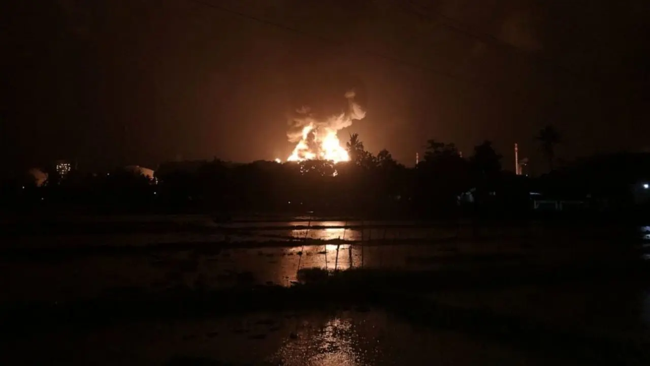آتش سوزی گسترده در پالایشگاه نفت اندونزی