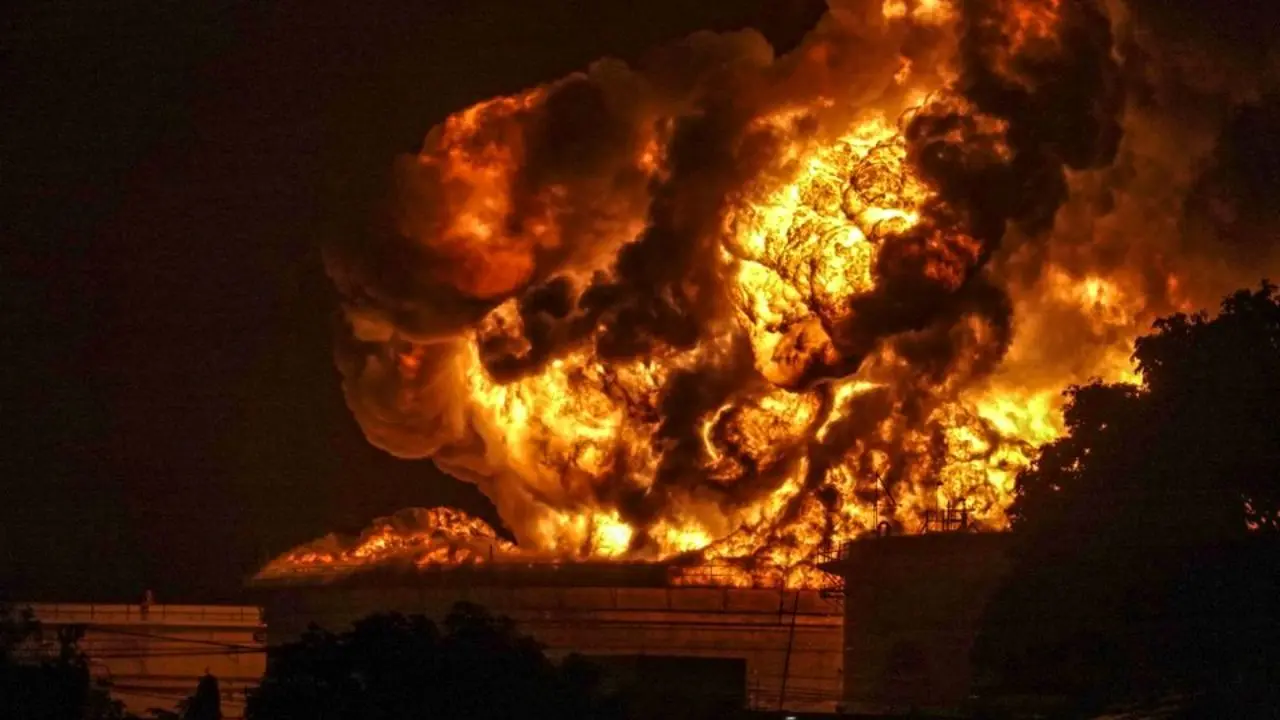 آتش سوزی در بزرگترین پالایشگاه نفت اندونزی همچنان ادامه دارد