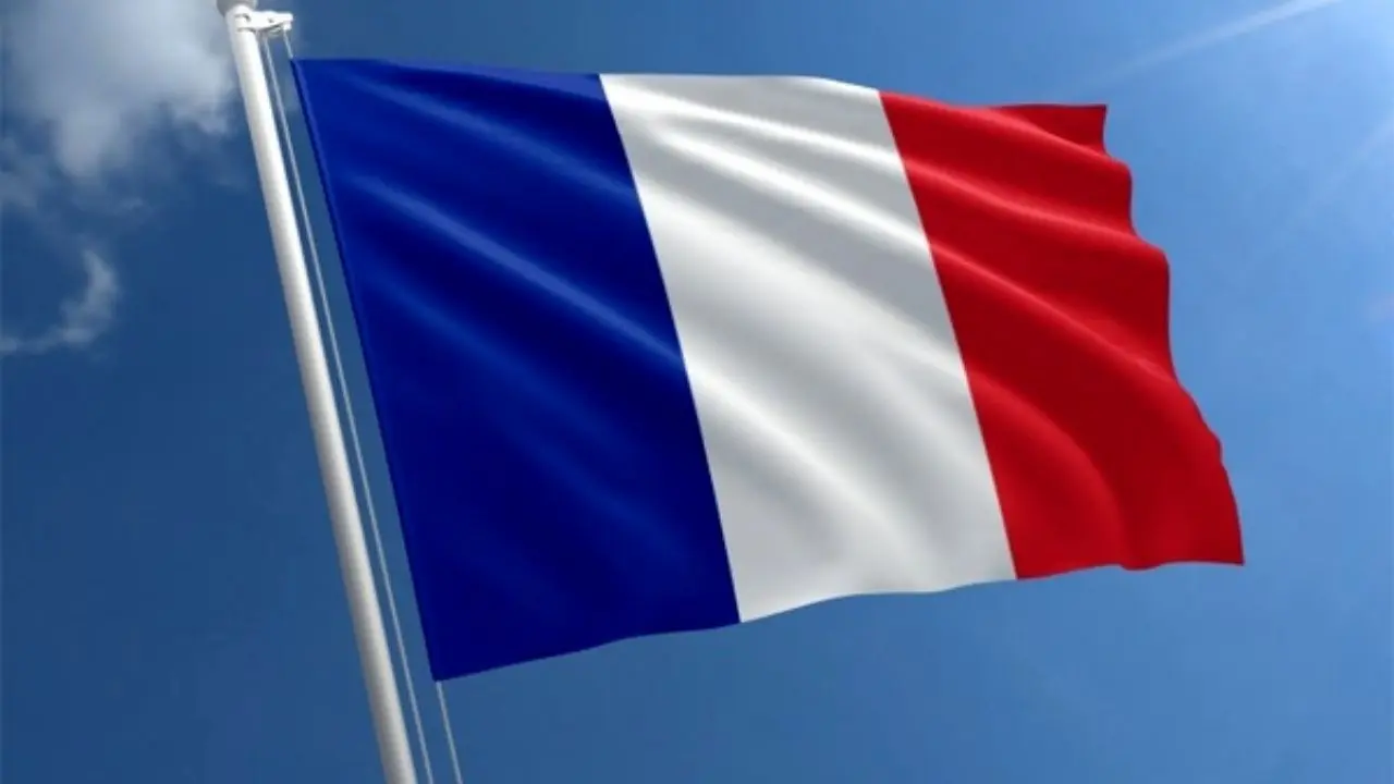 مکرون، رنگ آبی پرچم فرانسه را تغییر داد