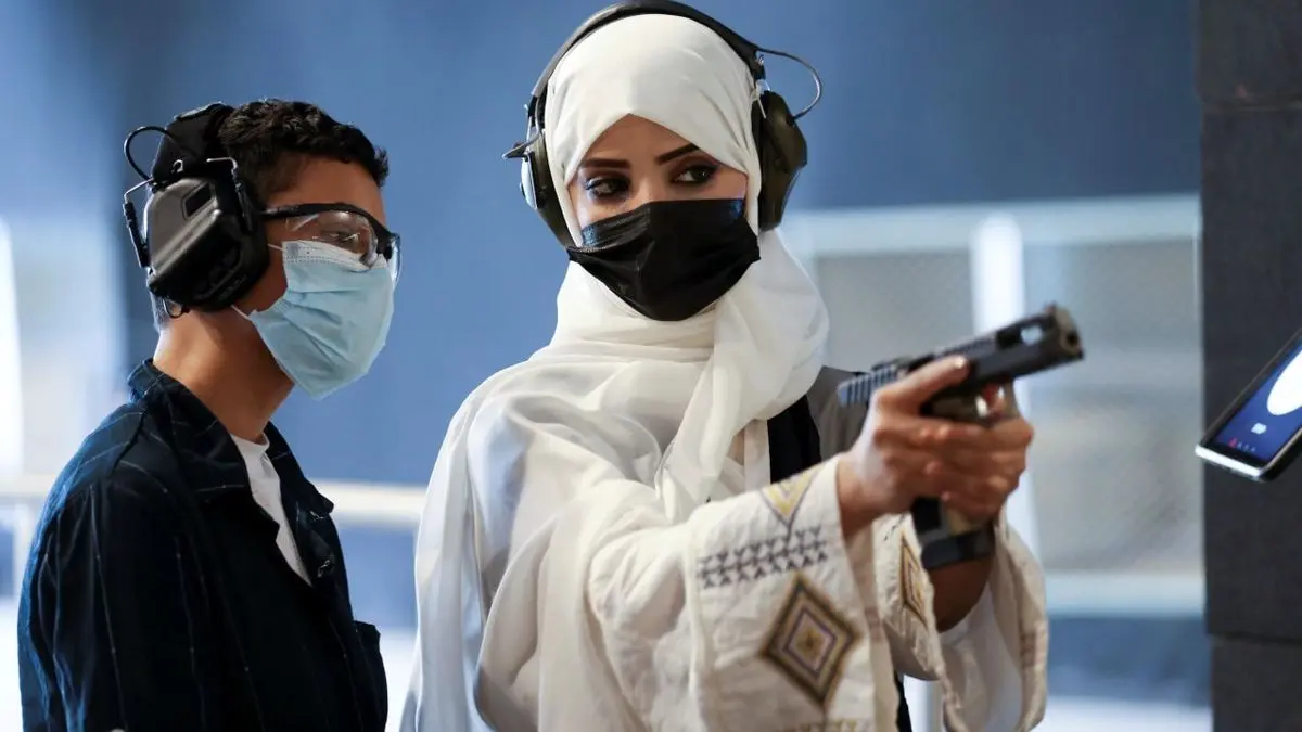 اولین مدرس تیراندازی زن در عربستان مشغول به کار شده است