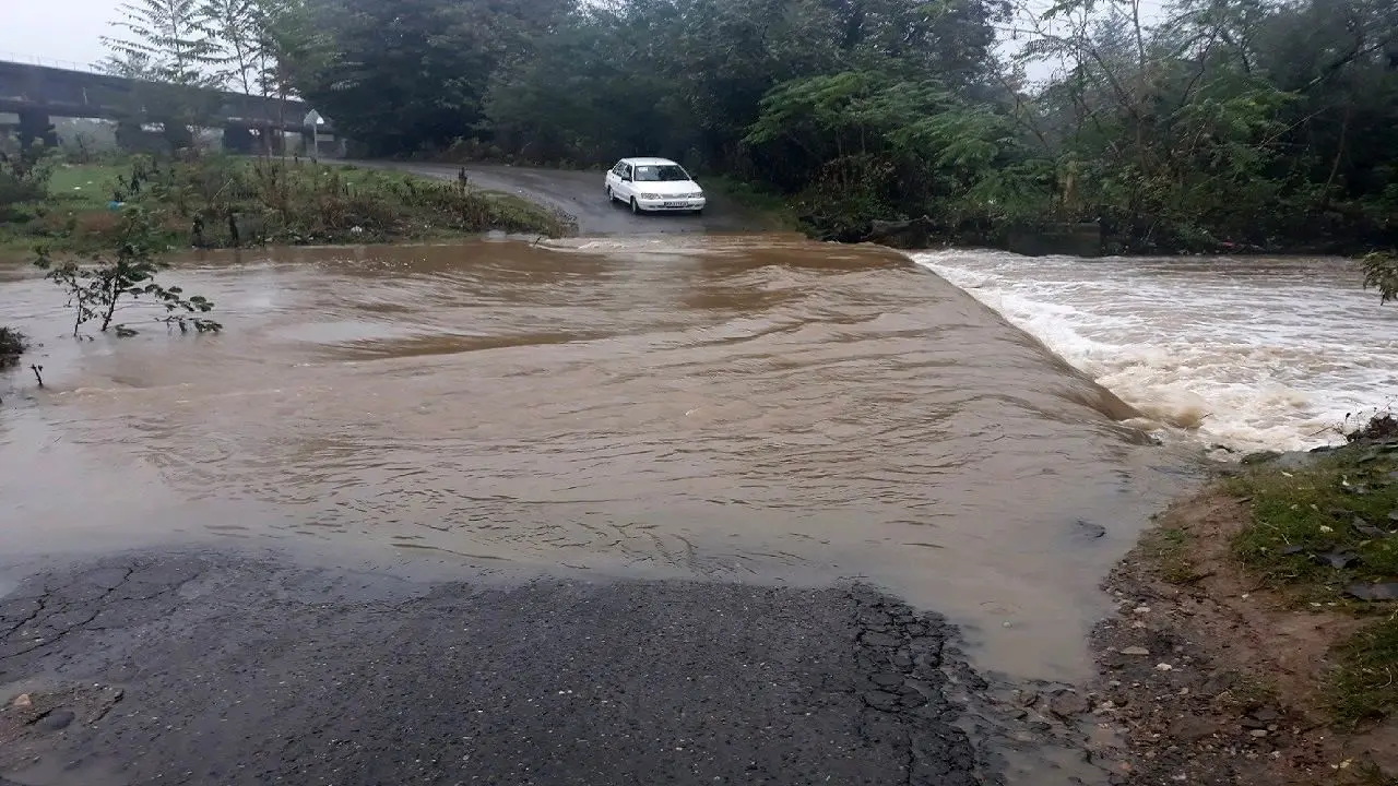 بارش سیل آسای باران در استان گیلان، بار دیگر موجب قطع راه 2 روستا در شهرستان فومن شد