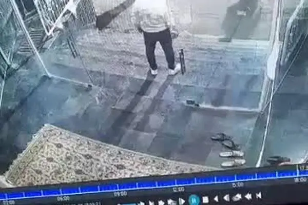 ببینید| دختر خرابکاری که در آتش زدن مسجد ناکام ماند