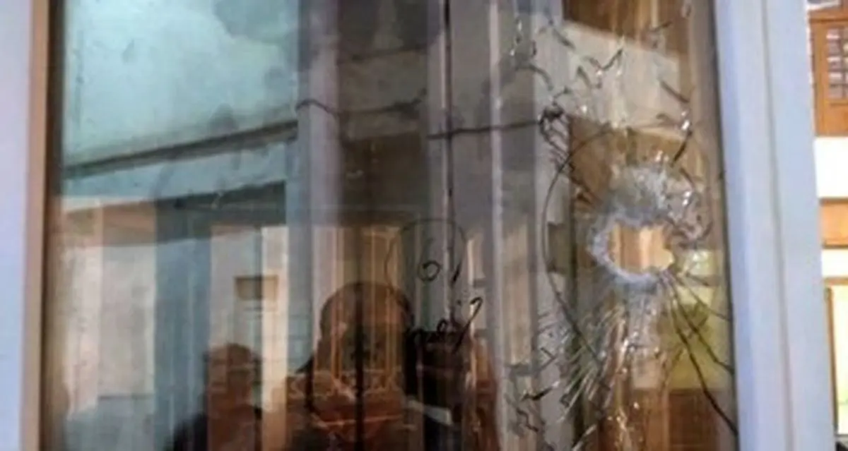 تصویری متفاوت از اثر گلوله روی یکی از دیوارهای حرم شاهچراغ + عکس