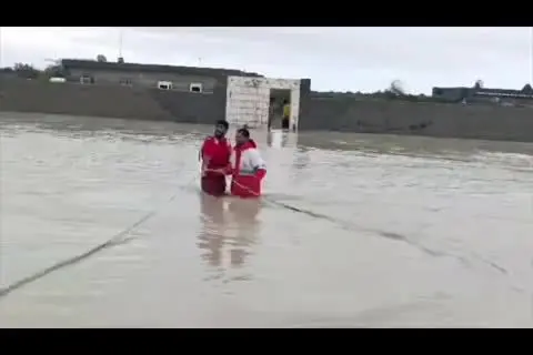 ببینید| لحظه نجات ۵ خانواده محاصره شده در سیل هرمزگان