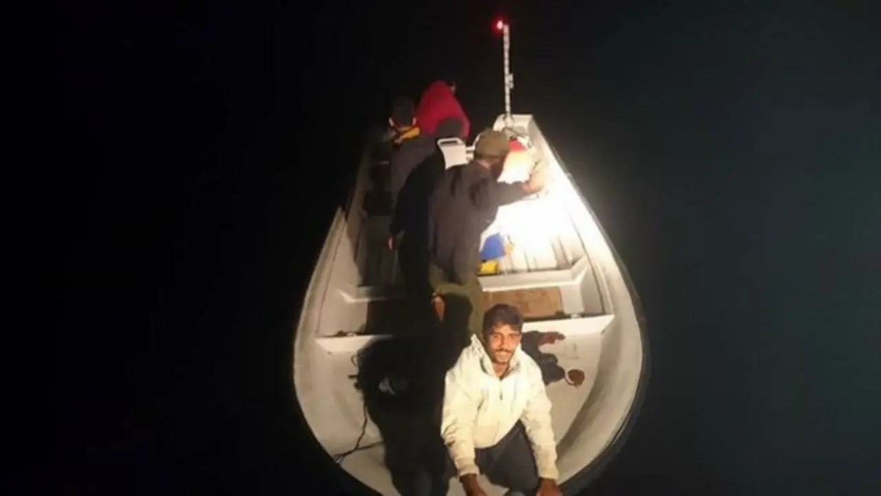 نجات 4 نفر سرنشین یک قایق صیادی در دریای عمان