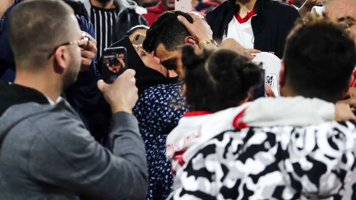 بوسه پورعلی گنجی بر دستان مادرش پس از پیروزی مقابل عمان + عکس