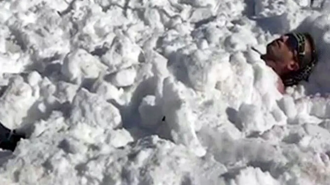 رکوردزنی عجیب جوان مازندرانی در برف + عکس