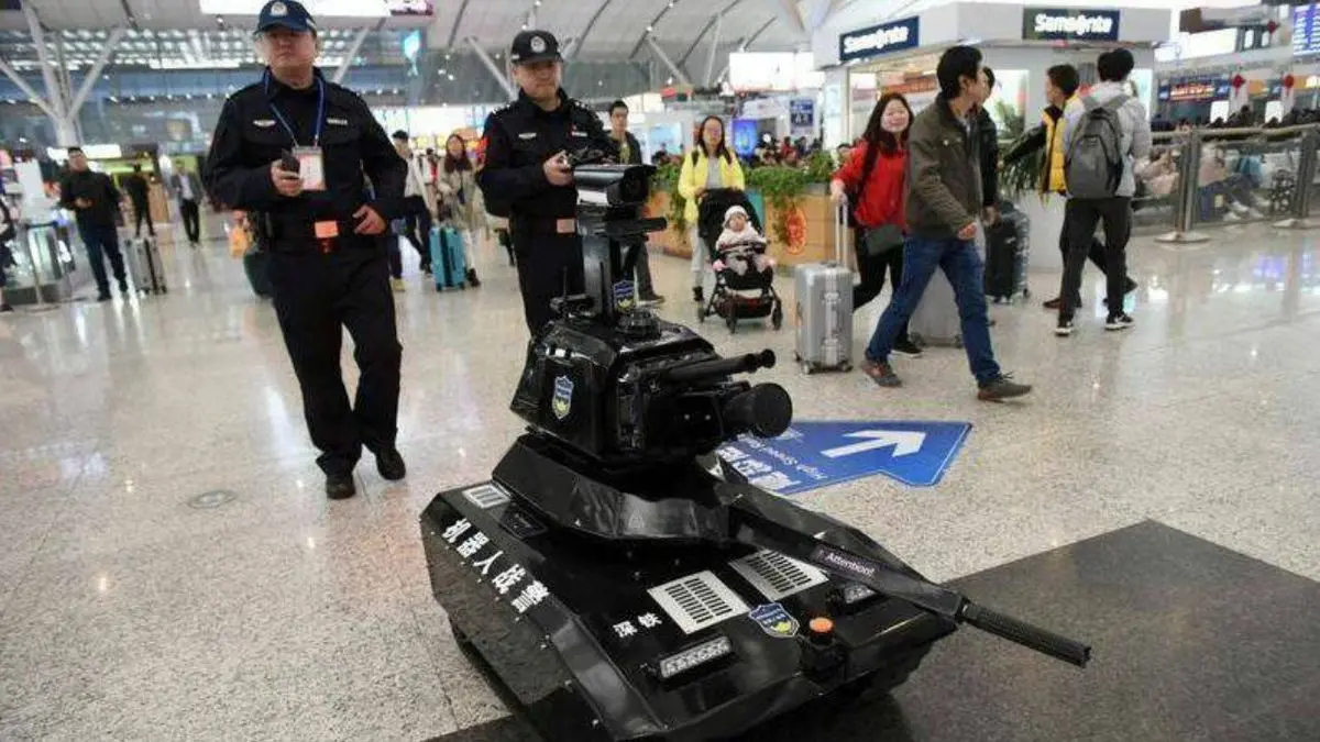 ربات عجیب پلیس چین! + عکس
