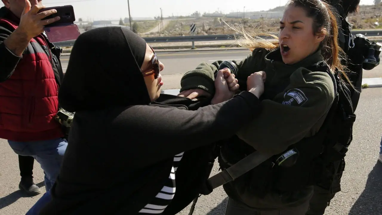 درگیری زن فلسطینی با سرباز زن اسراییلی + عکس