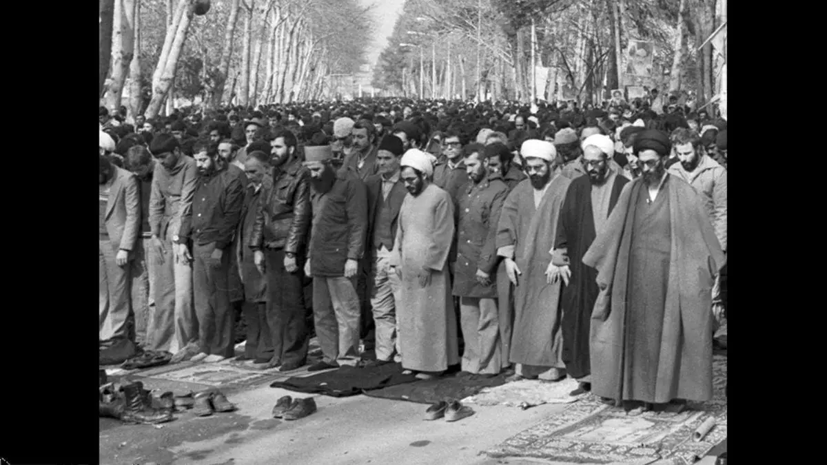 39 سال قبل؛ اولین نمازجمعه به امامت آیت‌الله خامنه‌ای + تصاویر
